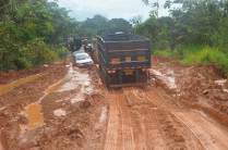 Caminhão em atoleiro da Transamazônica, na região de Novo Repartimento - PA